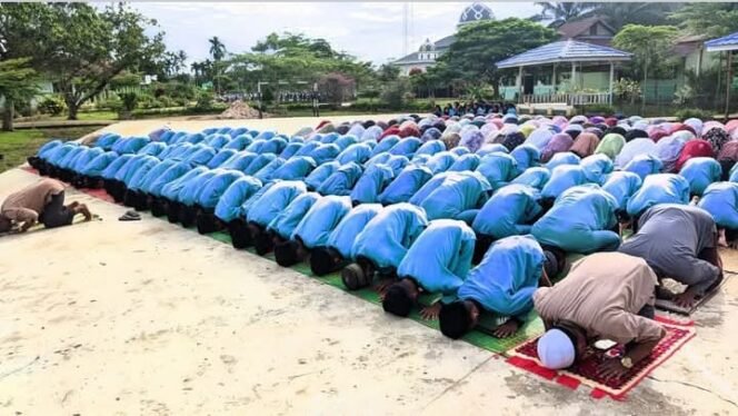 
					Langit Cerah, Hati Tenang: Sholat Dhuha dan Yasinan Warnai Pagi di MTsN 2 Tanjung Jabung Timur