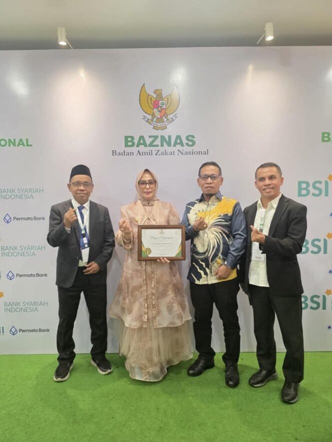 
					Walikota Ambon Raih Baznas Award Kedua Kalinya, Bukti Kuat Komitmen Pemkot Dukung Gerakan Zakat