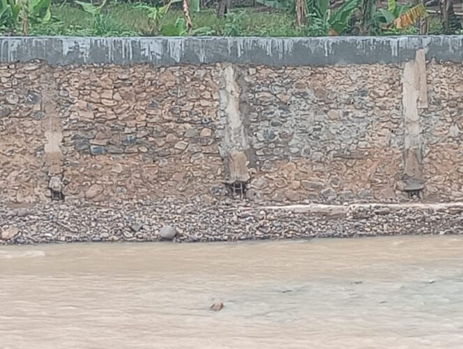 
					FOKAL Bongkar Dugaan Korupsi Proyek Tanggul Way Ratai Rp2,6 Miliar: Talud Ambrol, Beton Tak Dicor!