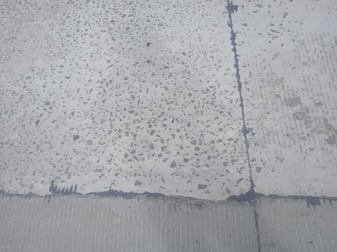 
					Baru Selesai Dibangun, Jalan Rigid Beton Sudah Rusak Lantai Menggelupas Disetiap Titik