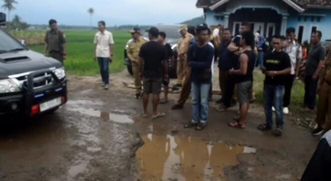 
					Warga Pesawaran Ancam Aksi Jika jalan tak diperbaiki, Bupati Janji Benahi Jalan Pujorahayu.