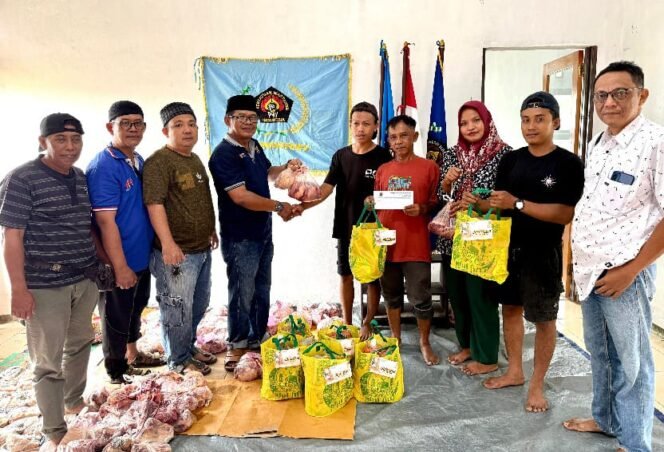 
					Sambut Lebaran, PWI Pringsewu Bagikan Daging Sapi dan Bingkisan